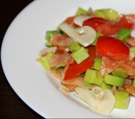 Салат из авокадо, лосося и свежих шампиньонов – рецепт