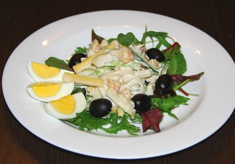 Салат с кальмарами и креветками – рецепт
