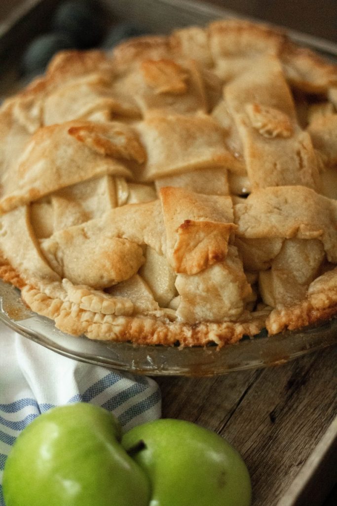 Яблучний пиріг на кефірі - рецепт приготування