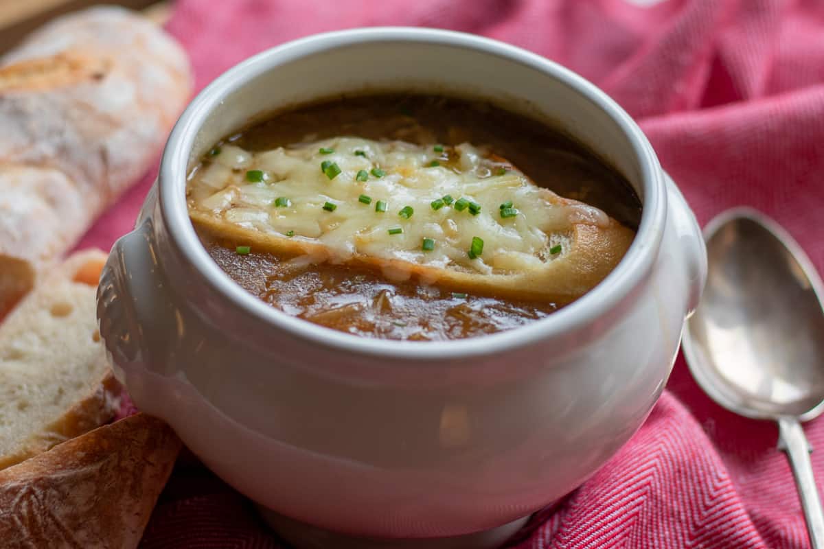 Традиційний французький цибулевий суп