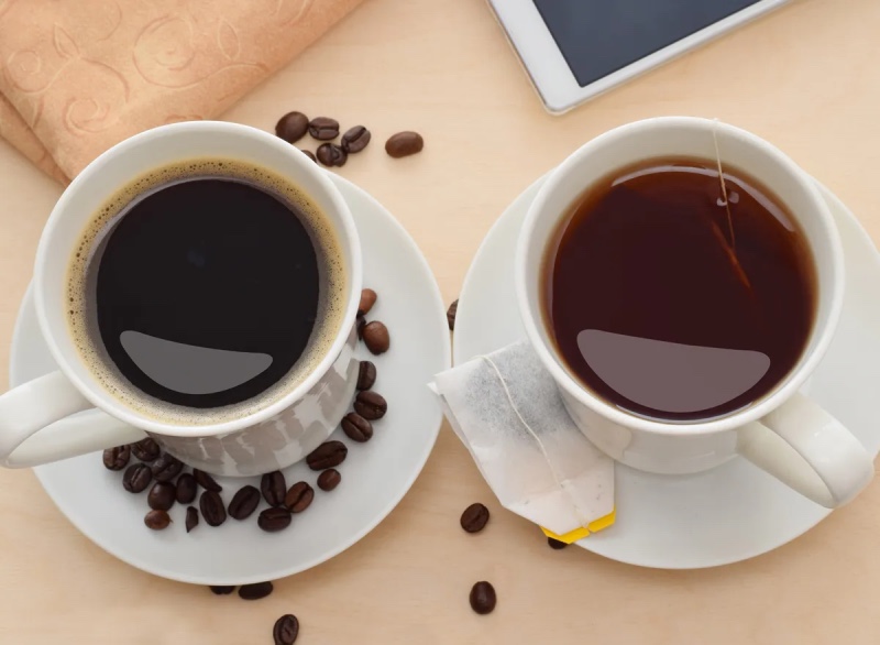 Чай чи кава: що корисніше пити зранку?