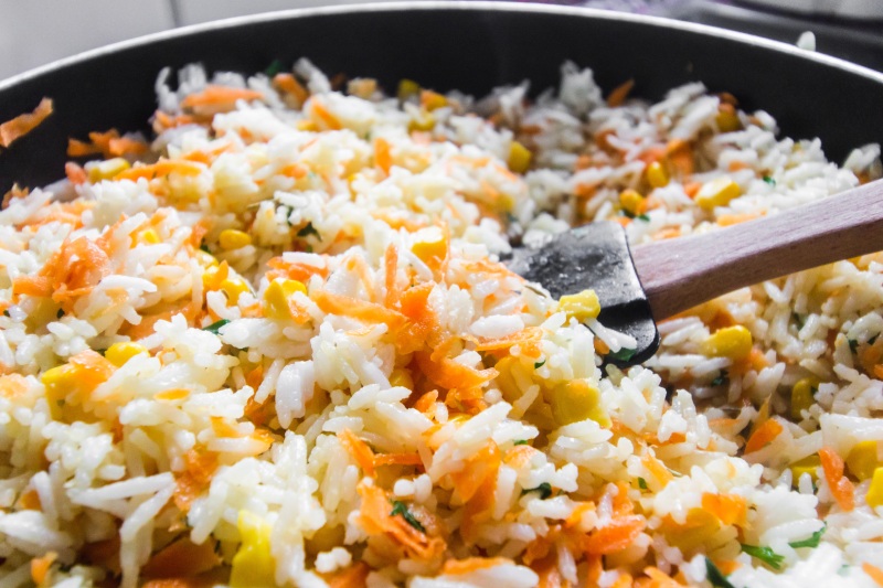 Як приготувати розсипчастий рис із замороженими овочами