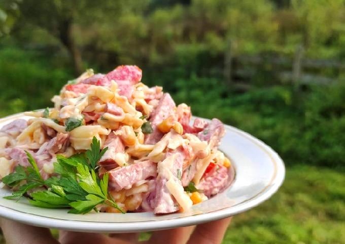 Салат з ковбасою і сиром: 10 смачних рецептів