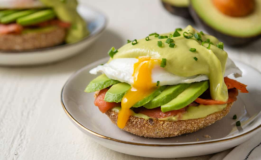Яйце Бенедикт з лососем – простий рецепт на сніданок