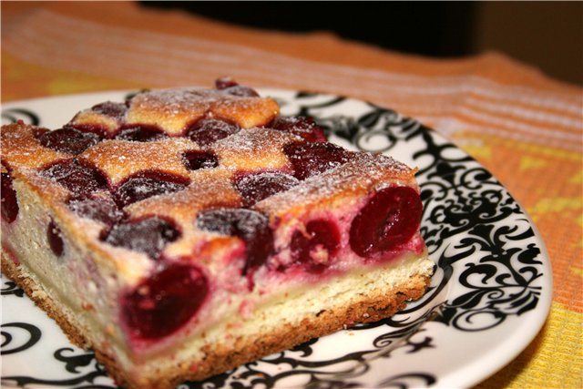 Пишний пиріг з сиром і вишнею – покроковий рецепт