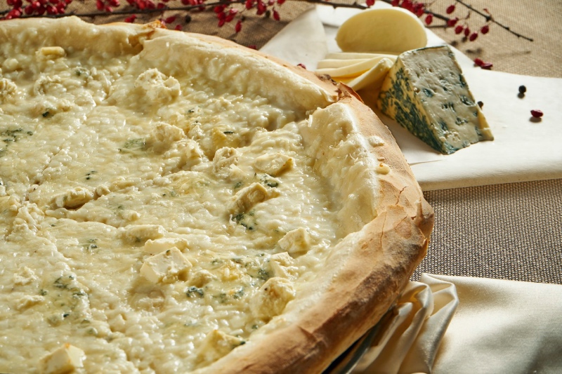 Як просто приготувати піцу 4 сири вдома