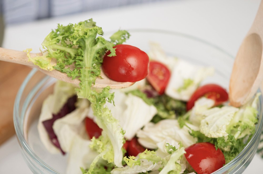 Святкові салати без майонезу: легкі, яскраві та смачні ідеї