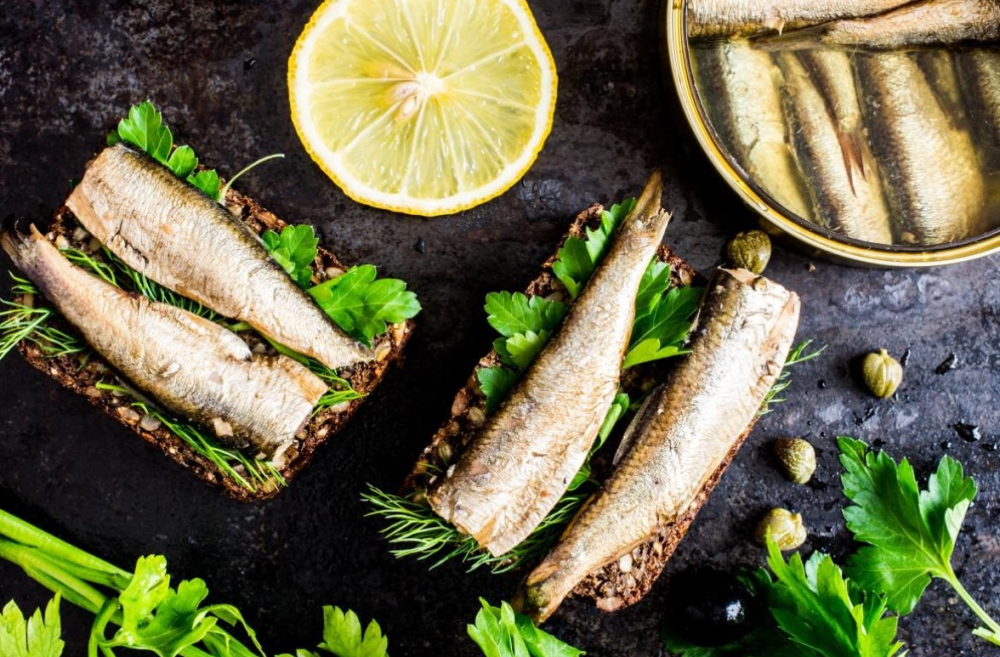 Як приготувати шпроти з салаки в домашніх умовах у духовці, мультиварці або автоклаві