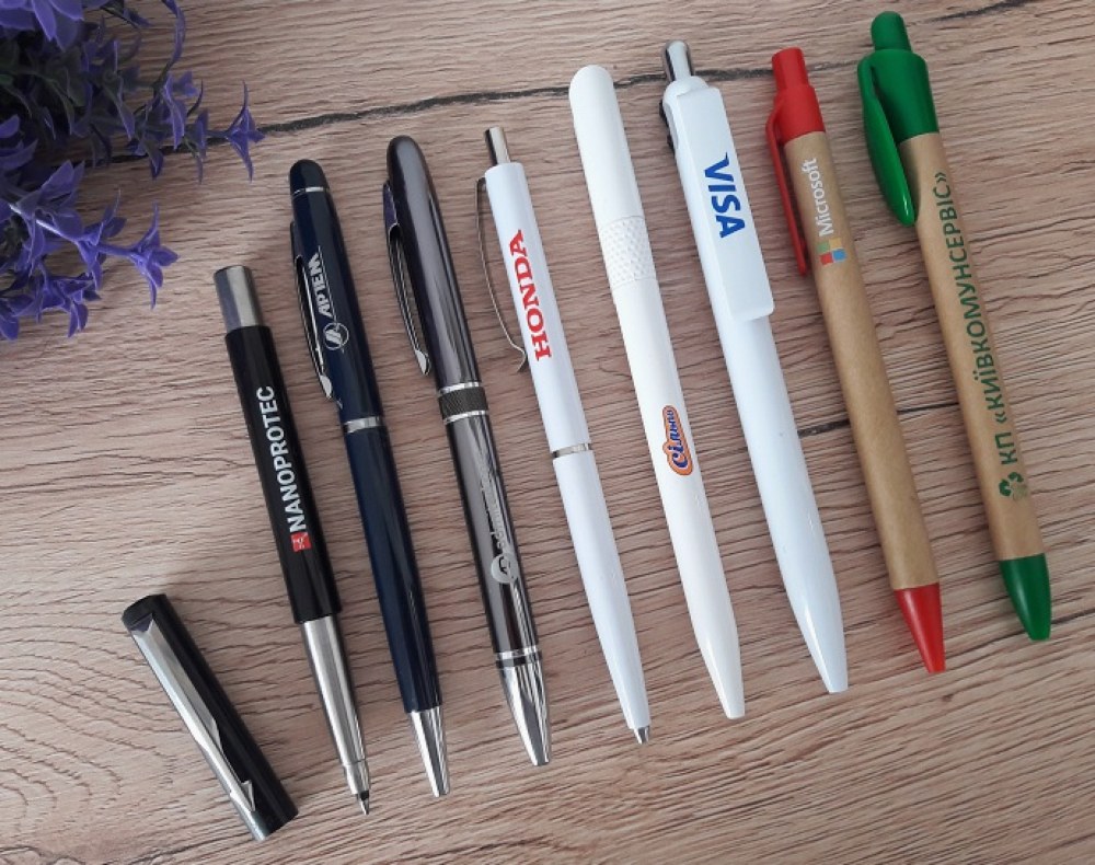 Как выбрать пластиковые ручки с логотипом – основные отличия и варианты размещения лого