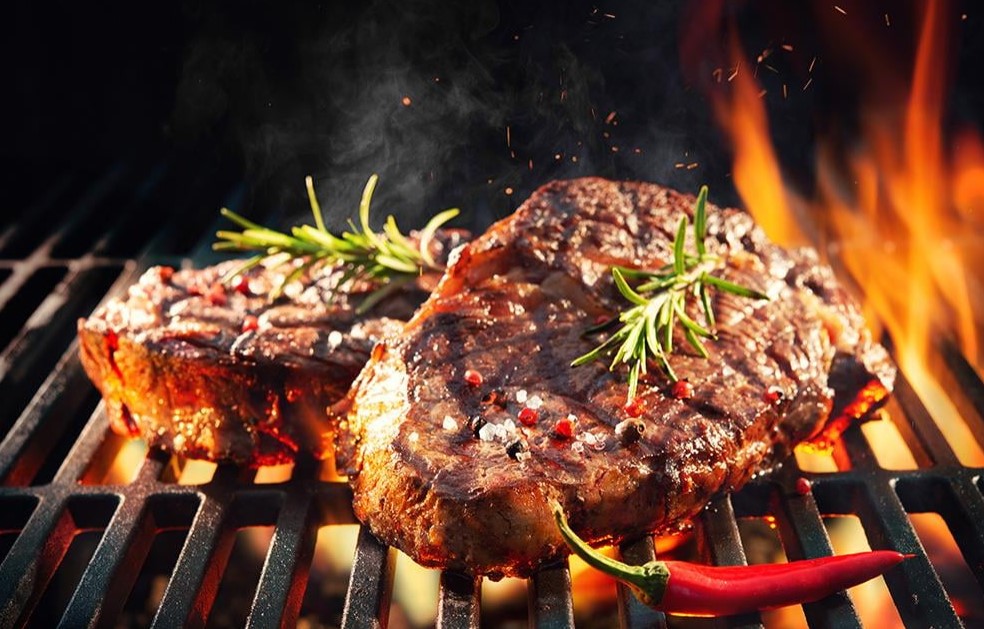 Простий рецепт смачного стейка зі свинини на мангалі