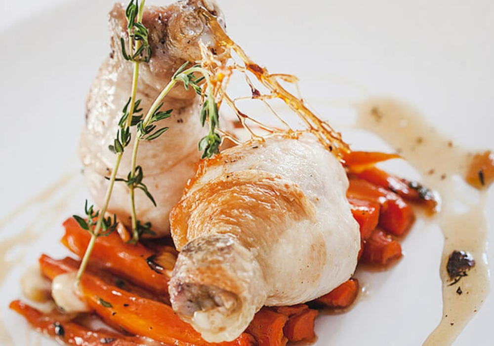 Соковиті курячі гомілки в духовці в рукаві: покрокові рецепти з фото