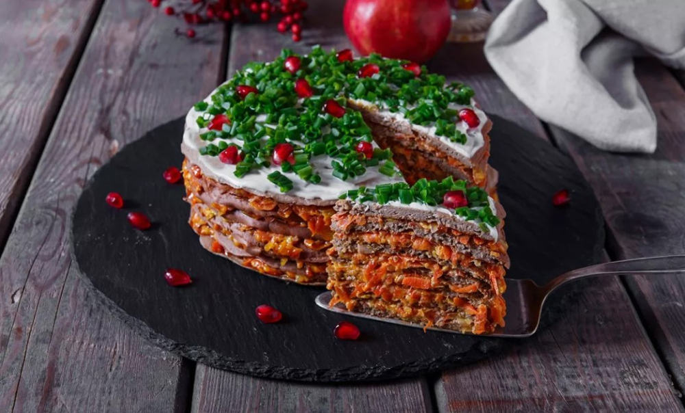 Як зробити печінковий торт без молока: рецепти з курячої та свинячої печінки